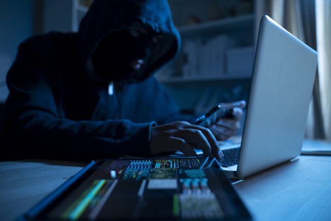 Homem hacker no laptop