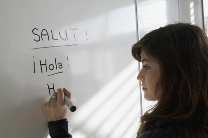 Mulher jovem escrevendo na prancheta