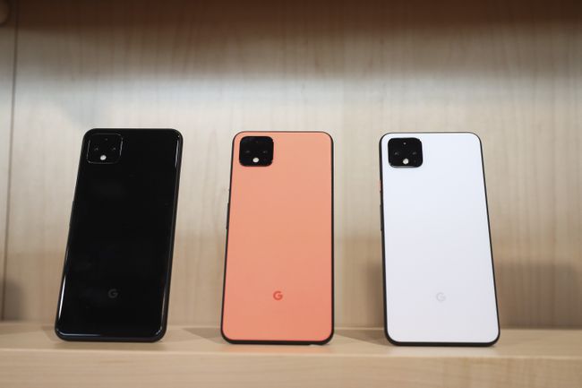 Google Pixel 4 okostelefonok fekete, korall és fehér színben