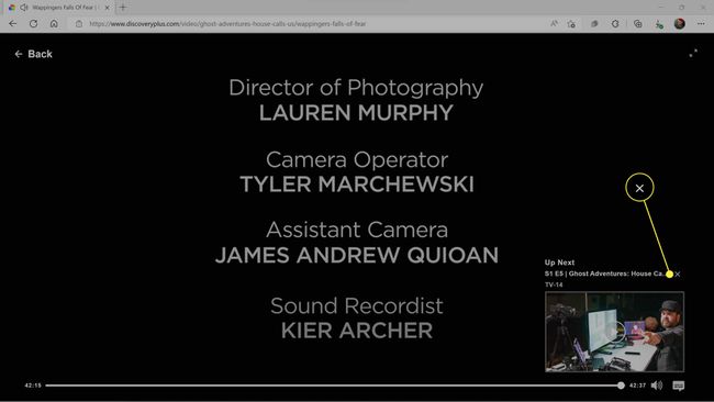 X evidențiat deasupra miniaturii episodului următor pe Discovery Plus.
