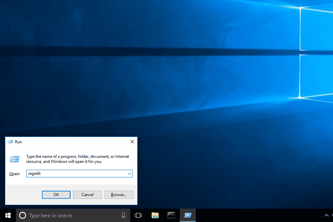 příkaz regedit zadaný do pole Spustit ve Windows 10