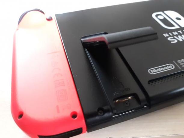 Nintendo Switch microSD-kortplats under stativet