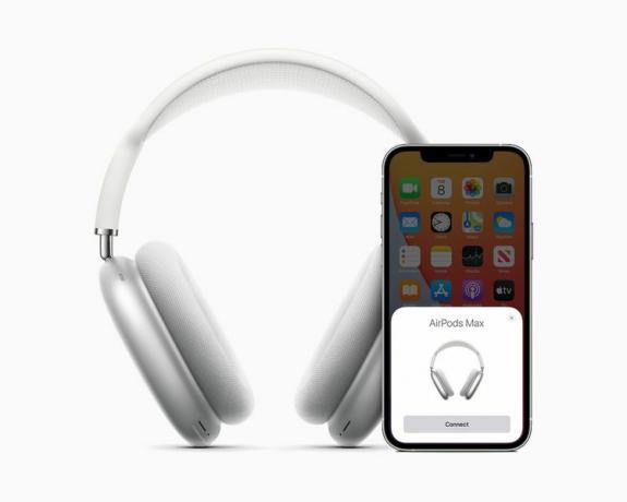 iPhoneの横に立って接続しようとしている白いAirPods Pro Max