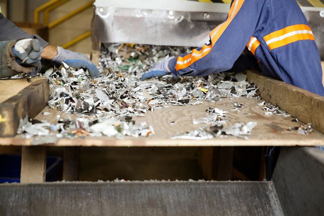 Mensen die werken bij een recyclingfabriek voor elektronica.