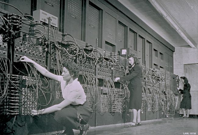 Les programmeurs saisissent un programme dans ENIAC