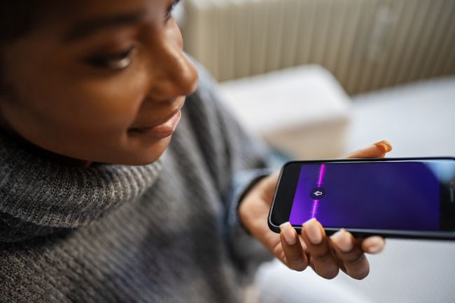 Iemand die gesproken zoekopdrachten op een smartphone gebruikt.