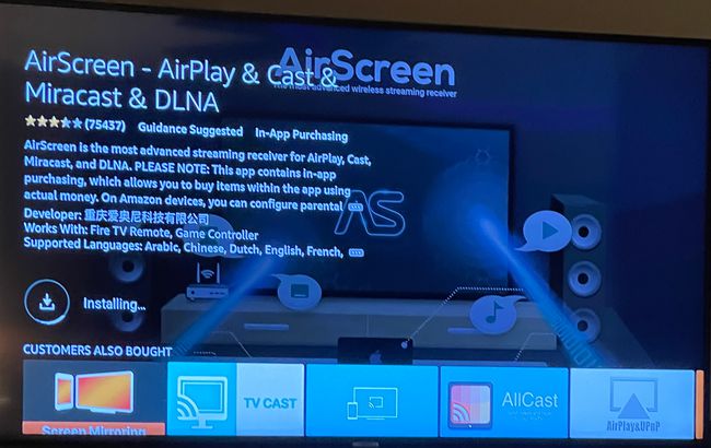 La aplicación AirScreen instalándose en un Fire Stick, como se muestra en la pantalla de un televisor.