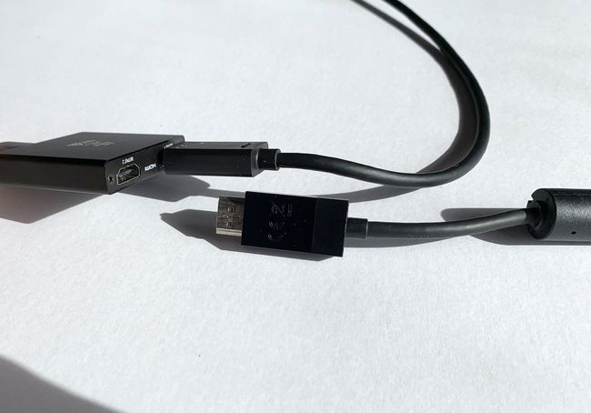 Un Google Chromecast y un cable HDMI conectado a un divisor HDMI.