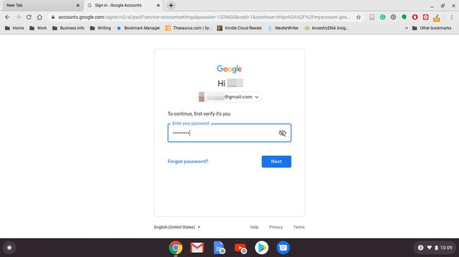 Zadávanie hesla na overenie účtu v prehliadači Google Chrome pre Chromebook.