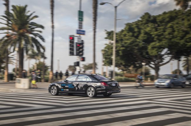 يتم اختبار سيارة دايملر ذاتية القيادة في برنامج Intelligent World Drive في أحد شوارع مدينة حقيقية في لاس فيغاس.