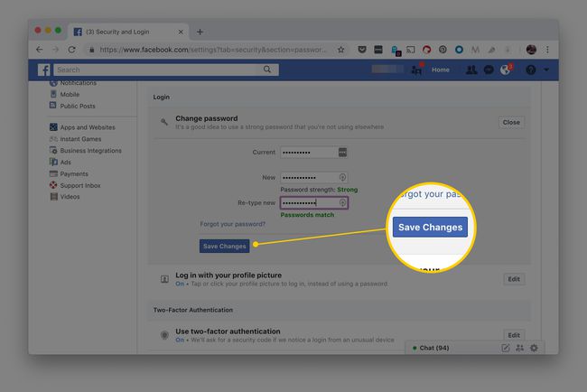 Facebook 보안 및 로그인 페이지의 비밀번호 변경 필드 및 변경 사항 저장 버튼