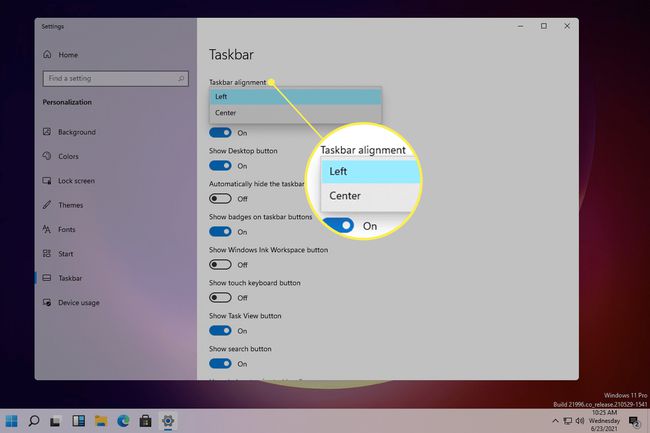 Windows 11 oppgavelinjejusteringsmeny med LeftCenter-alternativer uthevet
