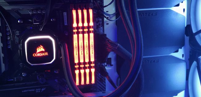 Ballistix RAM paigaldatud kõigisse 4 emaplaadi RAM-i pessa