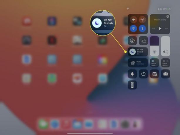 تم تمييز " مركز التحكم" على جهاز iPad مع ميزة " عدم الإزعاج" قيد التشغيل.
