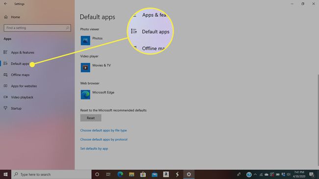 La pantalla de aplicaciones en Windows 10 con el encabezado Aplicaciones predeterminadas resaltado