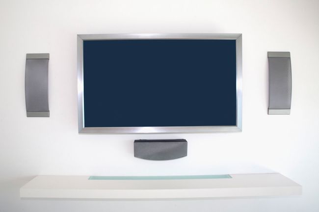 In-wall højttalere monteret omkring et fjernsyn
