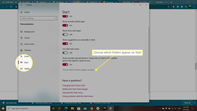 El encabezado Inicio y la opción " Elegir qué carpetas" en la configuración de Windows