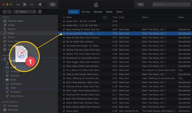 Yhden raidan vetäminen iTunes-kappaleikkunasta iPhone-kuvakkeeseen macOS iTunesin vasemmassa ruudussa