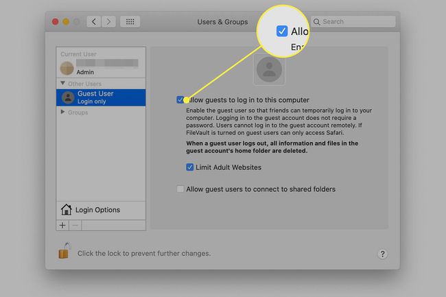 Kuvakaappaus käyttäjistä ja ryhmistä macOS: ssä, jossa Salli vieraiden kirjautua tälle tietokoneelle -vaihtoehto korostettuna