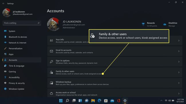 Aile ve diğer kullanıcılar, Windows 11 hesap ayarlarında vurgulanmıştır.