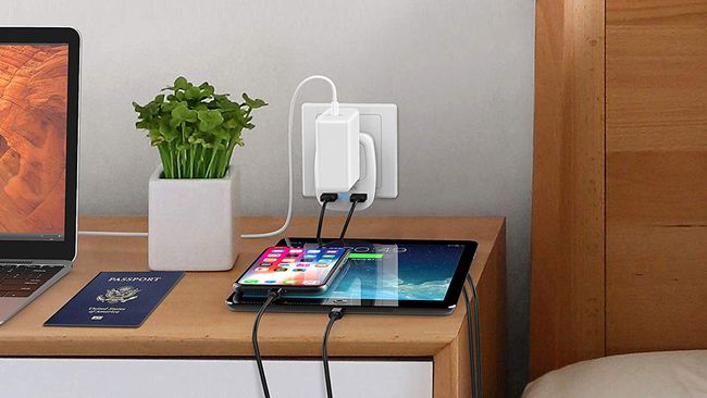 TESSAN EurpoeanおよびHongKong電源アダプター。USBと、ラップトップ、iPhone、iPadを充電する従来のコンセントソケットを備えています。