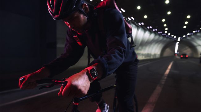 （PRODUCT）RED Apple Watch7を身に着けているトンネルで自転車に乗っている人。