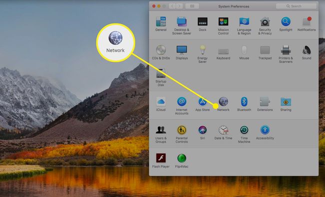 Подешавања система мацОС са истакнутим одељком Мрежа