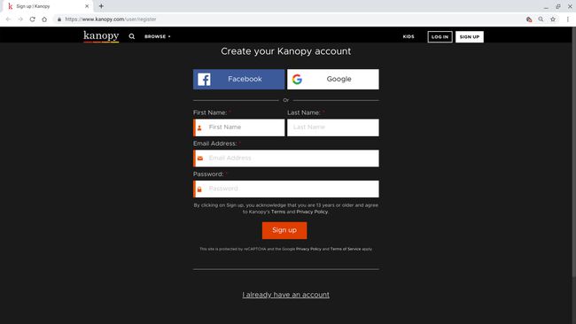 Kanopy.com登録ページのスクリーンショット。 FacebookとGoogleアカウントのサインインオプション、名前、名前、メールアドレス、パスワードのフィールド、および[サインアップ]ボタンが表示されます