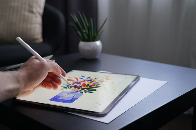 Valaki illusztrációt készít egy iPad Pro készüléken. 