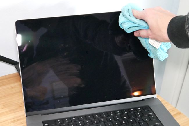 شاشة MacBook Pro تم تنظيفها بقطعة قماش من الألياف الدقيقة. 