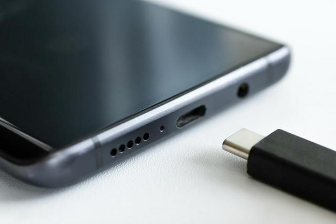 Близък план на USB-C връзка на смартфон. 