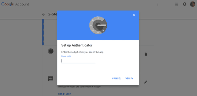 Stránka Google Authenticator na webu vyžaduje 6místný kód zobrazený v aplikaci na vašem telefonu.