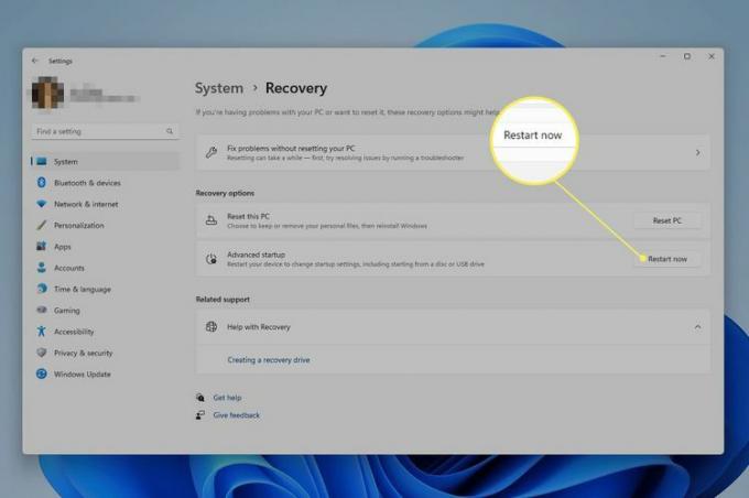 Ustawienia odzyskiwania systemu Windows 11 z podświetloną opcją Uruchom ponownie teraz