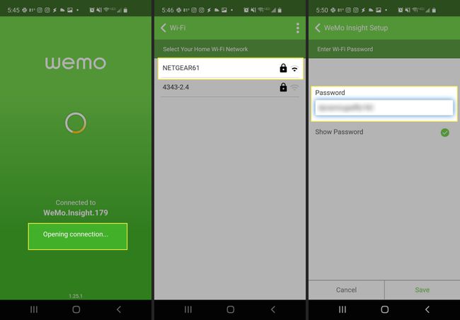 Smart plug verbinden met wifi in de WeMo-app, met verbindingssignaal, router en wachtwoordveld gemarkeerd
