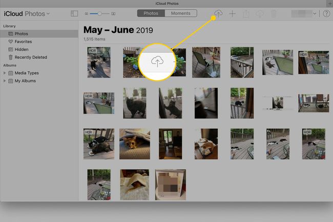 Site de fotos do iCloud com o botão Upload destacado