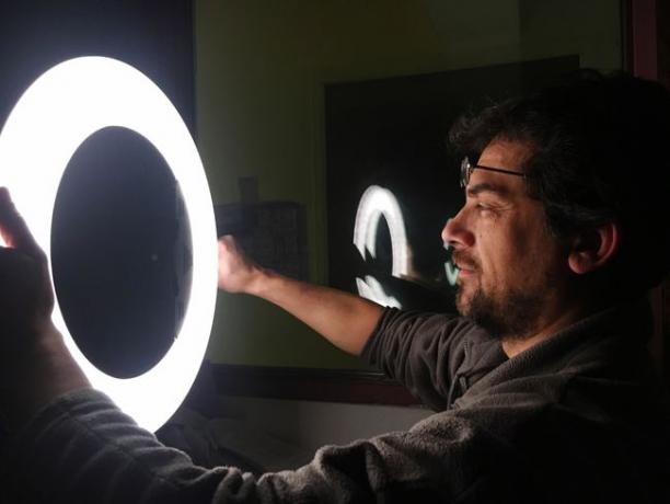 Фотограф държи пръстеновидна светлина