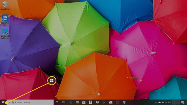 Windows 10 -työpöytä, jossa Käynnistä-valikko on korostettuna