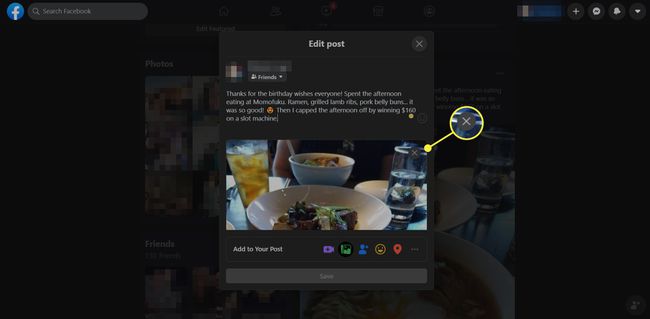 Een Facebook-bericht in bewerkingsmodus met de X-knop gemarkeerd