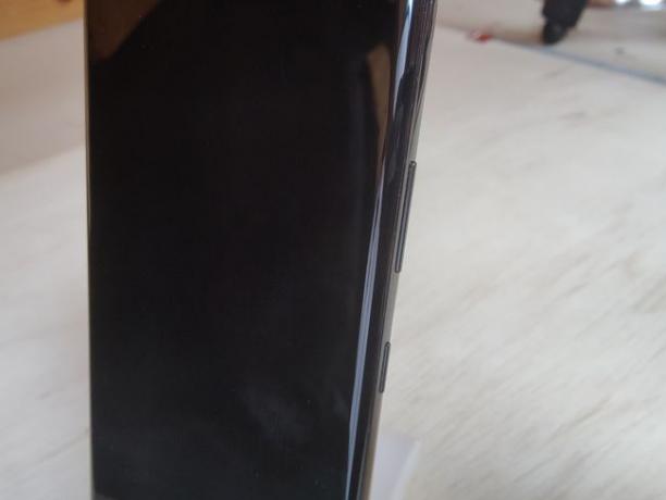 Samsung Galaxy S21 Ultra toite- ja helitugevusnupud.
