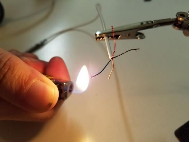 ライターを使用して、ワイヤーの端にあるエナメルコーティングを焼き払います。