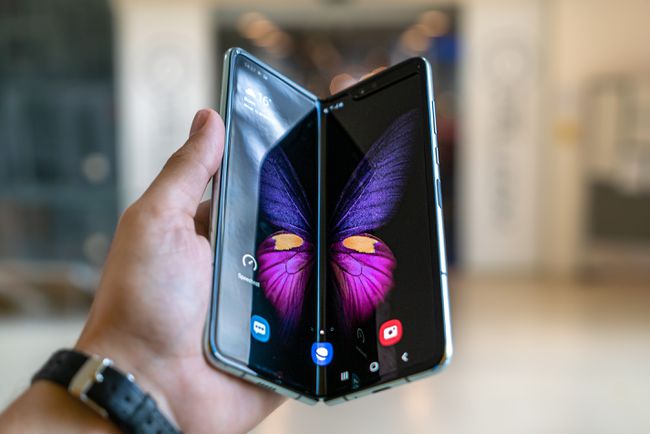 persona che tiene il Samsung Galaxy Fold