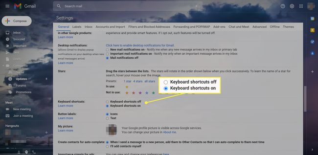 Configurações gerais do Gmail com 'Atalhos de teclado ativados desativados' destacados