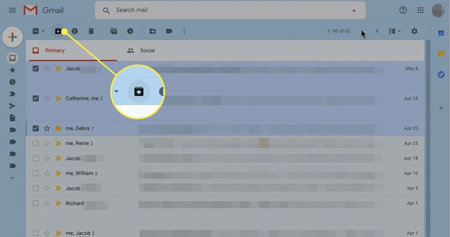 Gmail com o botão Arquivar destacado