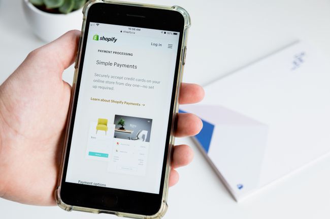 Situs Shopify ditampilkan di smartphone.