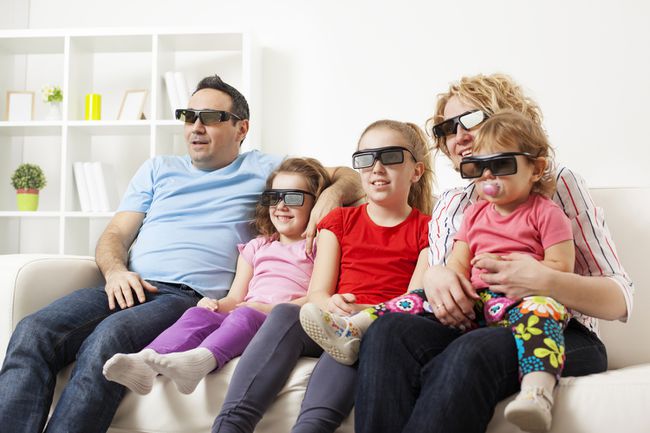Породица гледа ТВ са 3Д наочарима.