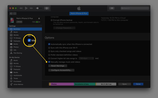 Hallitse musiikkia ja videoita manuaalisesti -valintaruutua macOS: n iTunesissa