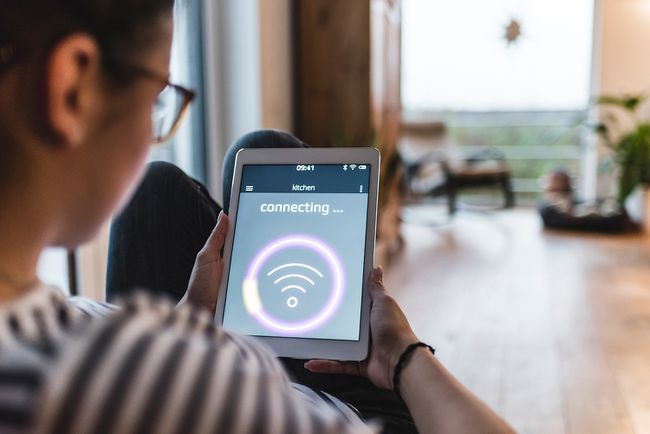 Chef con tableta con símbolo de Wi-Fi en casa