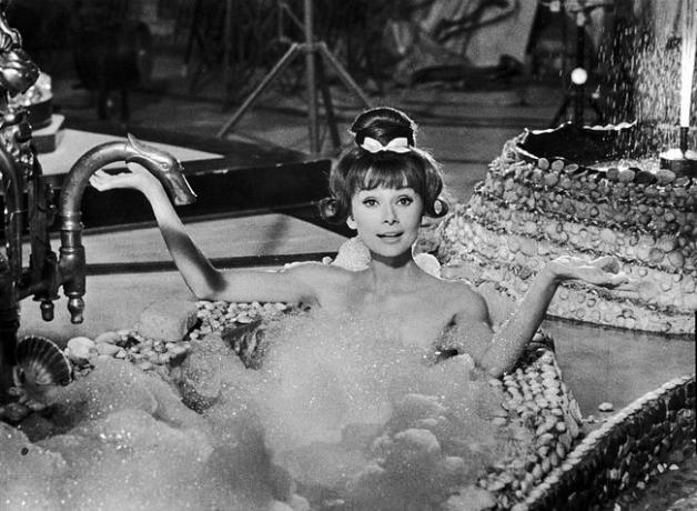 Audrey Hepburn dans une scène de baignoire du film " Paris quand ça grésille"