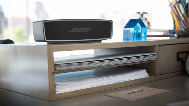 مكبر صوت Bose Soundlink على مكتب