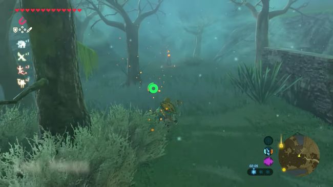 Linkki juoksee kohti soihtua Zelda: Breath of the Wild -pelissä